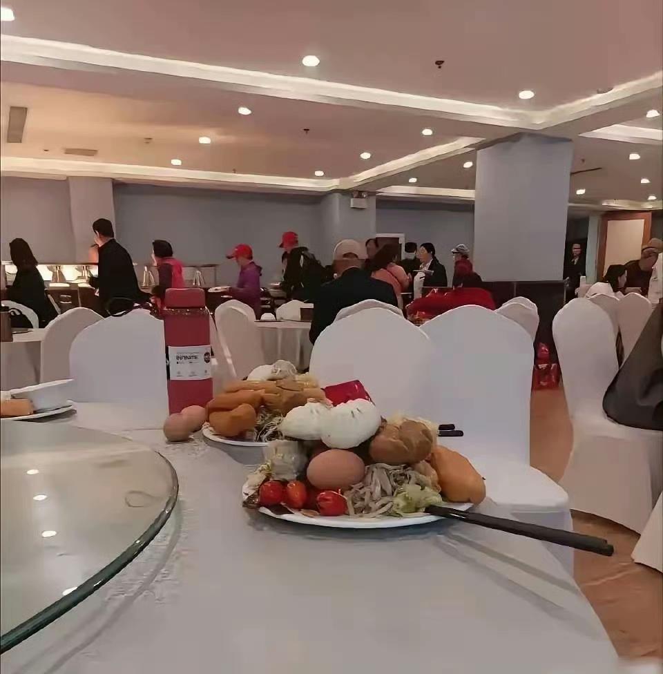 据说，这是一个老年团免费的早餐。​​​其他没什么，难道不怕“三高”吗？