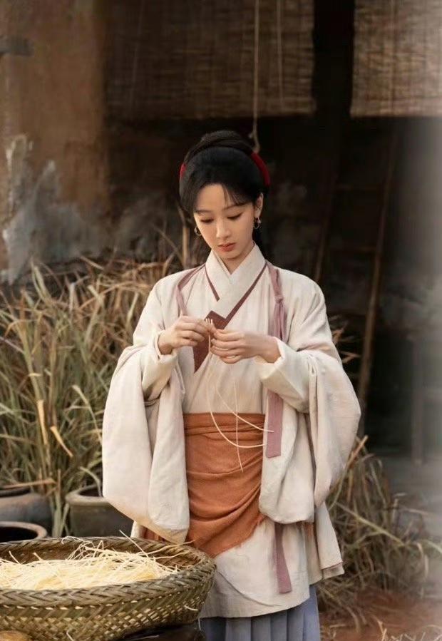 明朝服饰杀回来了，这次不是靠专家，是靠一部没播的剧。《家业》路透照一出，汉服圈