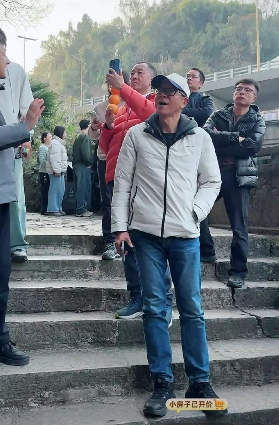 俞老师的看世界湖北行结束了！与陈行甲老师一同助力秭归脐橙，今年湖北的脐橙大丰收