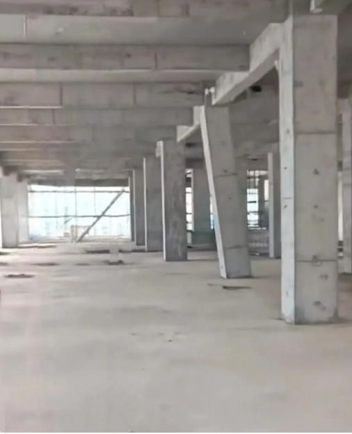 吓一跳！这根柱子为啥是弯的？真的安全吗？谁能给解释一下，这工地里中间那根柱