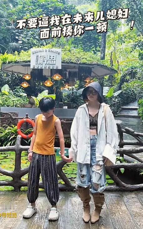 “下半身用力过猛”，家长晒旅游照片，网友：难怪儿子抬不起头