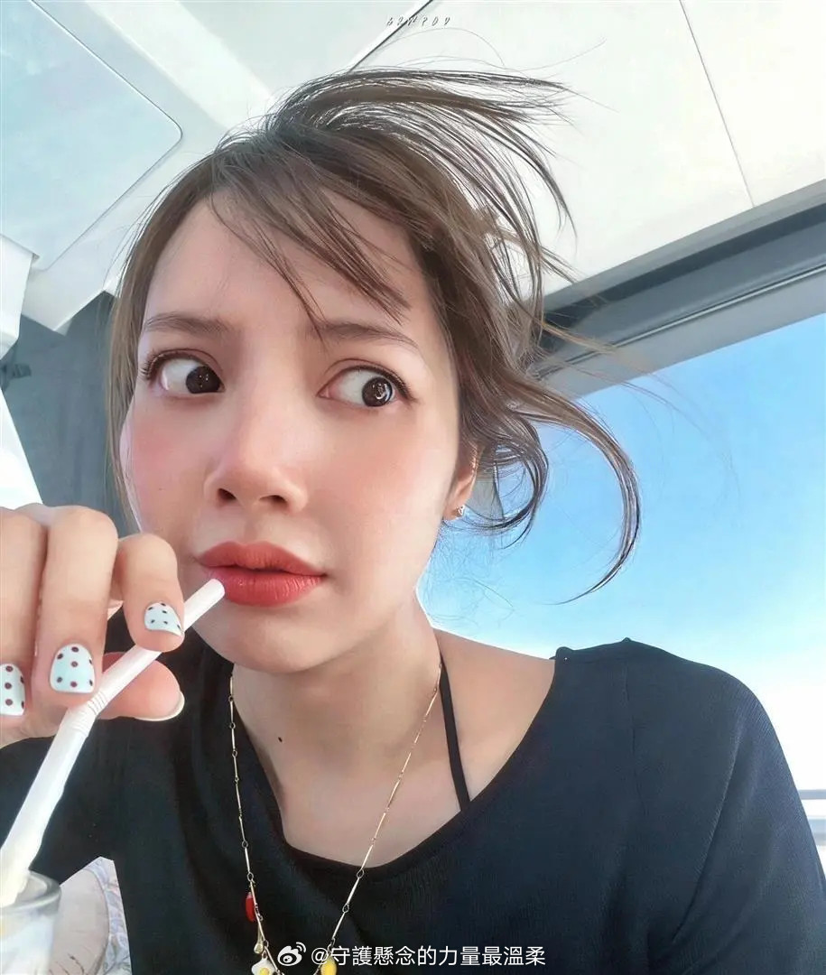 以前是营业感拉满的韩团爱豆，现在是游艇上连头发丝都在自由呼吸的Lisa