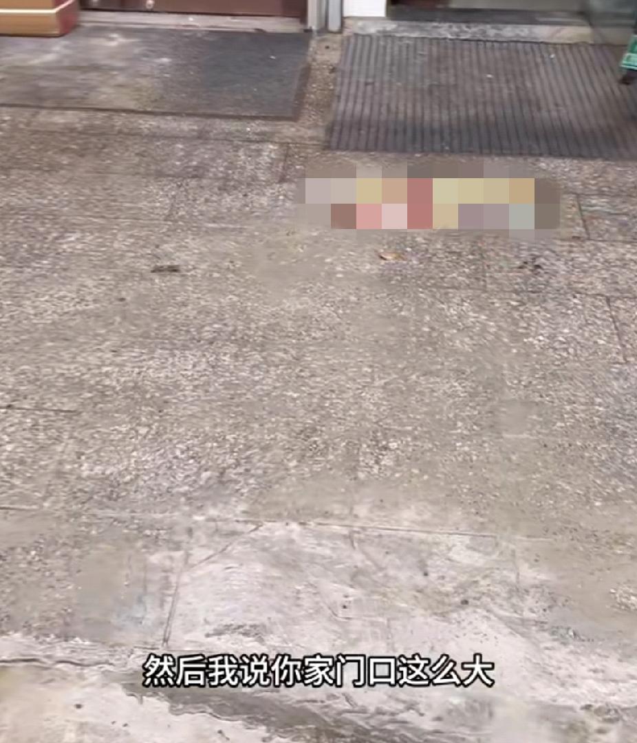 奇葩！女子新租客偷偷将门口坏地砖与女子家门口好地砖调换，得知理由后女子：“赶紧给