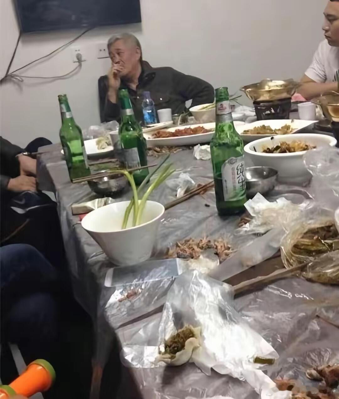 “赵大叔”这一桌，吃的着实有点朴素了，都是东北家常菜，很接地气。快要过春节了，看