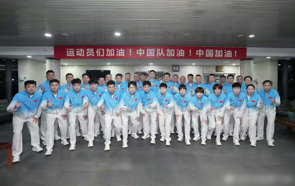 国乒大合影，林诗栋站C位，孙颖莎在旁，王楚钦直接靠边。网友炸了：这站位，有点东西。细看，全队只有林诗