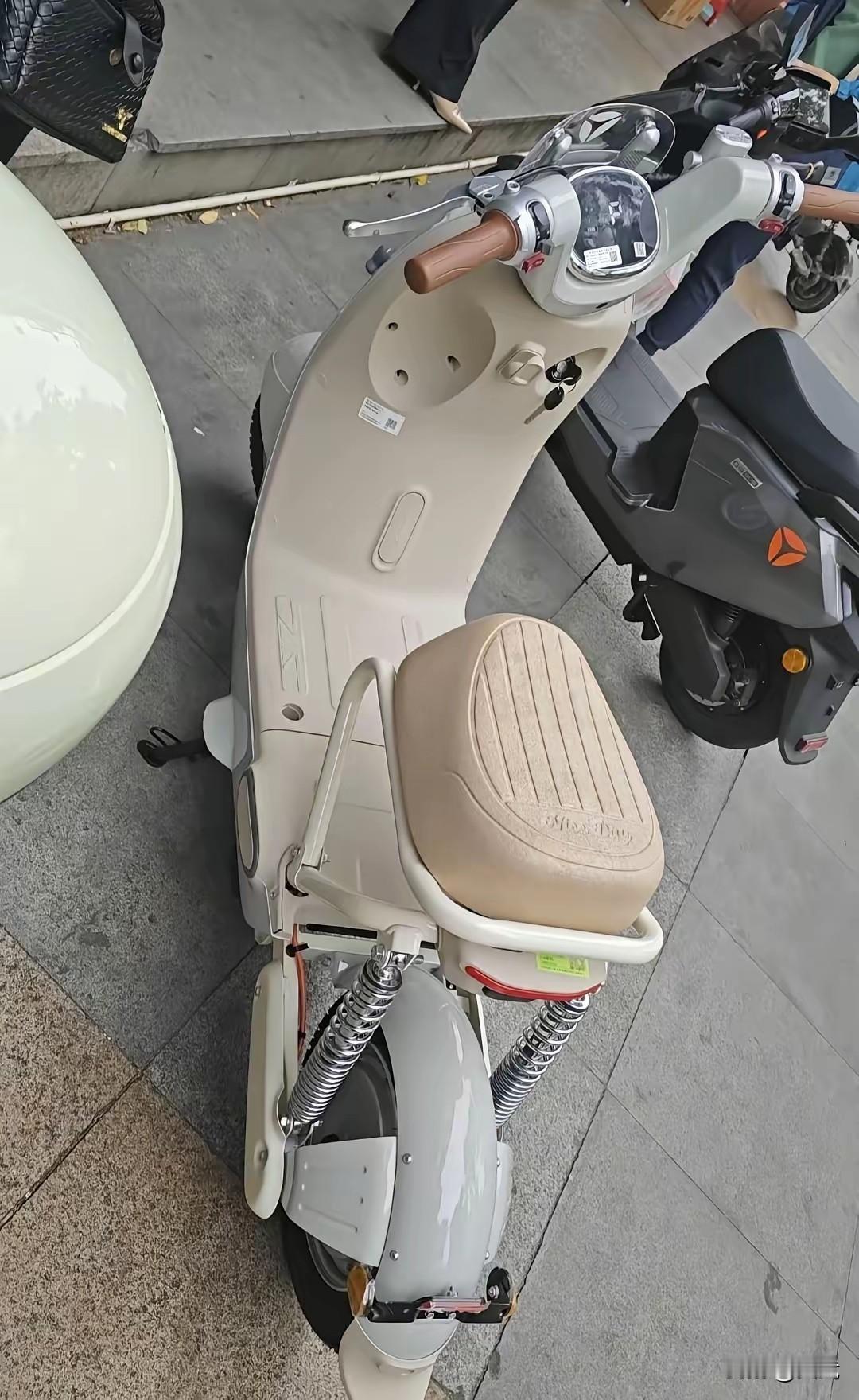 新国标电动车上线才第三天，就有网友遭遇了令人啼笑皆非的“社死现场”，下班时发现爱