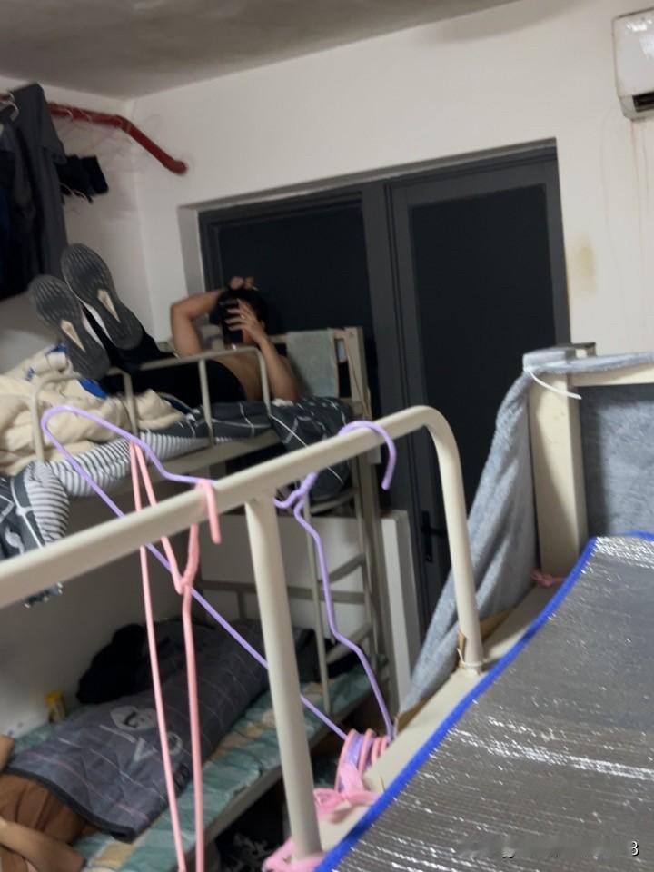 三条腿的蛤蟆不好找，两条腿的人满大街都是。这年头用人单位想招个人，真的不难，找工