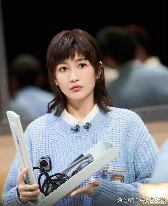 42岁王鸥剪短发后反差感拉满！蓝毛衣搭配格子裤，时髦减龄又显气质，差点认不出来～