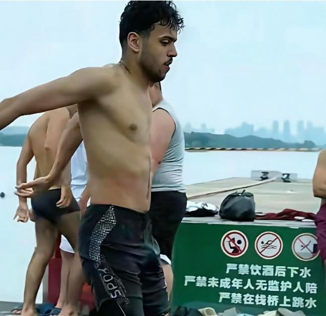 东湖不是恒河，谁给你们的胆子？印度游客无视中方警告，在武汉东湖赤条条戏水，路过