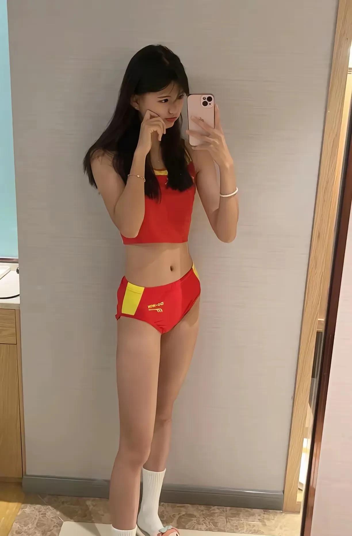 中国田径届又一个颜值美女横空出世了！她就是黑龙江的17岁女孩徐楠。她从事的项