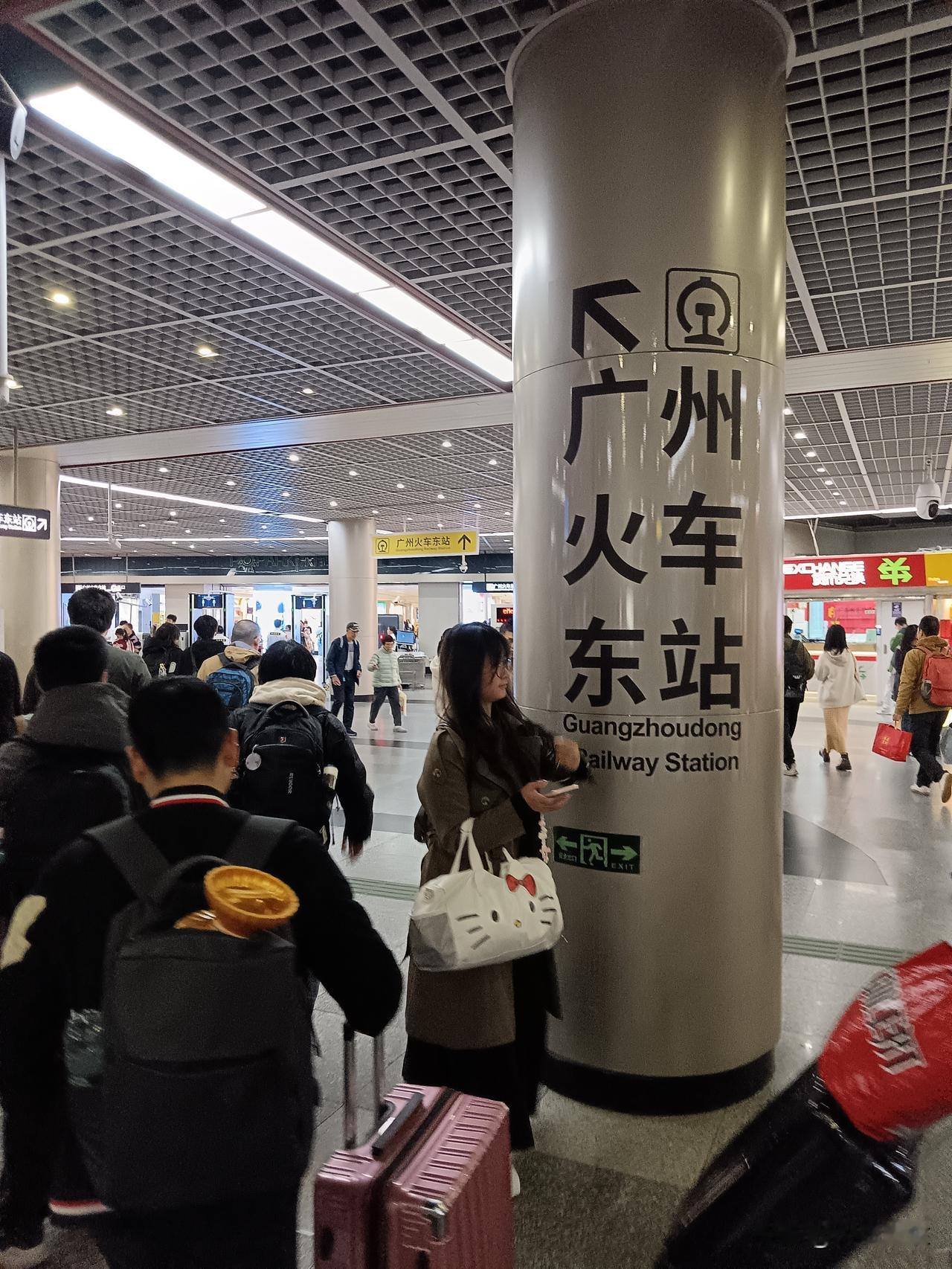 广州东站的地铁接驳高铁设计，实在是个大坑。原本，广州东站的地铁交通十分便捷，