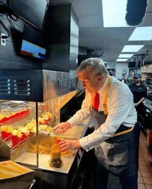 难怪特朗普不吃午餐就要回国，韩国这次是把体面摔的稀碎！有媒体报道，特朗普在去青瓦