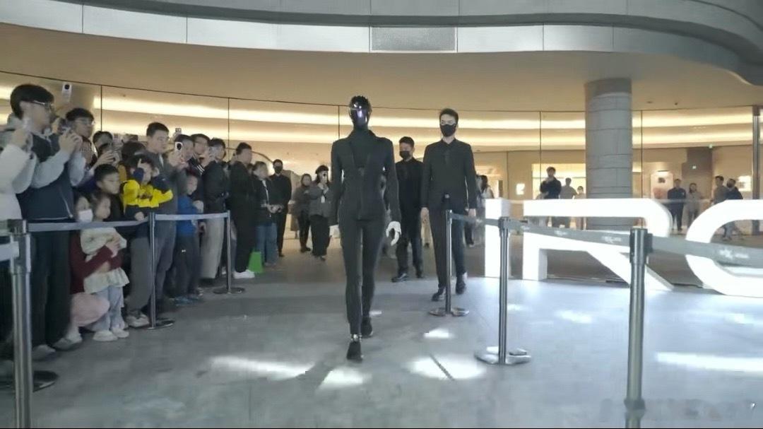 看完小鹏机器人IRON首秀摔倒又站起来这段，真的挺有感触的。之前因为走得太像人，