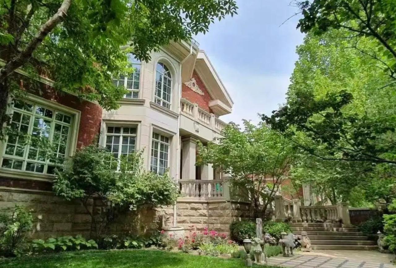 四川成都，刘先生交了20万定金，通过中间人定下一套600多万的别墅，可刚一出小区