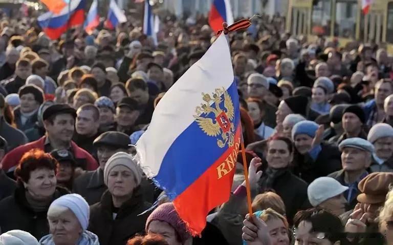 泽连斯基要玩真的了12月12日，乌克兰总统突然放出重磅消息：领土问题不靠总统