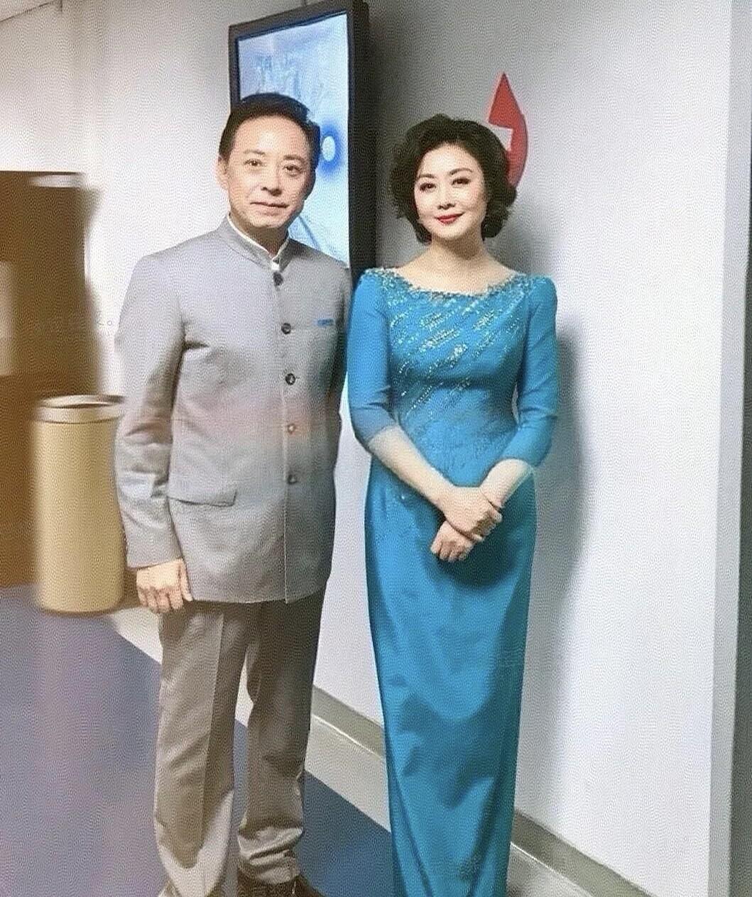 这是京剧第一美人李胜素和于魁智的一张合影，李胜素当之无愧的第一美女，都快要60岁
