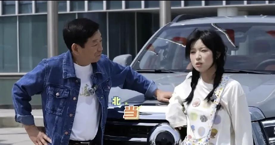 “您戴美瞳吗？”“您电话给我，我给你充点话费。”大力仑这孩子太耿直了，两句