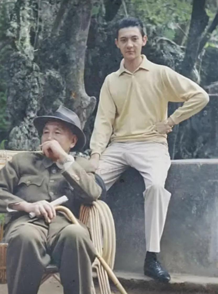 1965年蒋中正与次孙蒋孝武，蒋孝武因显赫家世，学业成绩全班倒数，又喜欢打架闹