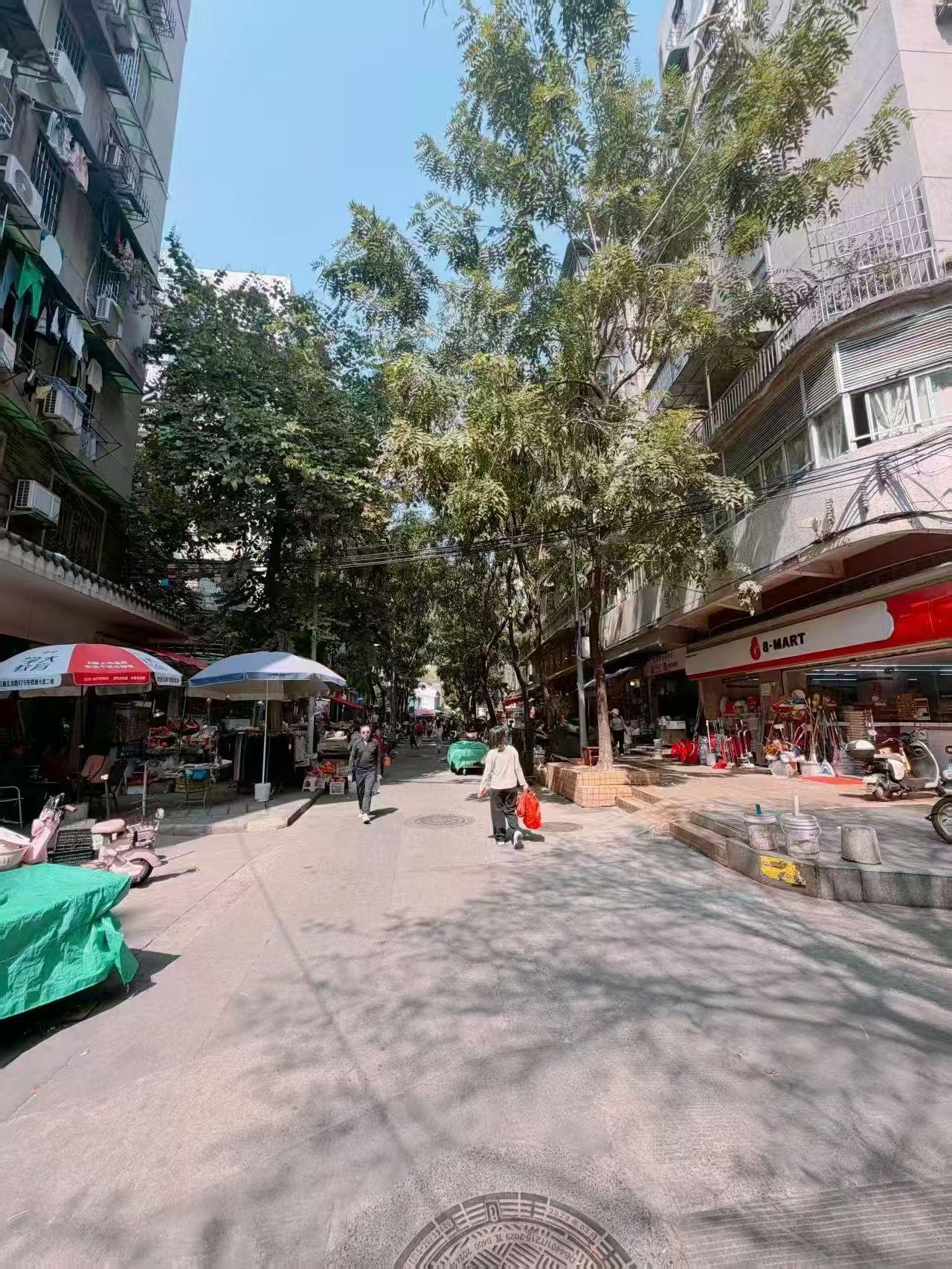 我有位同事，没有亲密的闺蜜，也没有太多朋友，没有扎堆的爱好，和亲戚的往来也保持着