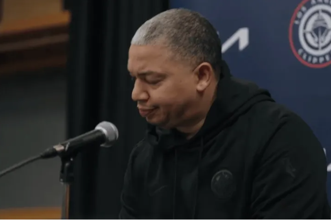 NBA常规赛，快船客场对阵公牛的比赛已经结束，最终快船以110-138惨败给公牛