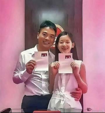 这是刘强东与章泽天领证时的合照<br />彼时刘强东41岁，章泽天距2...