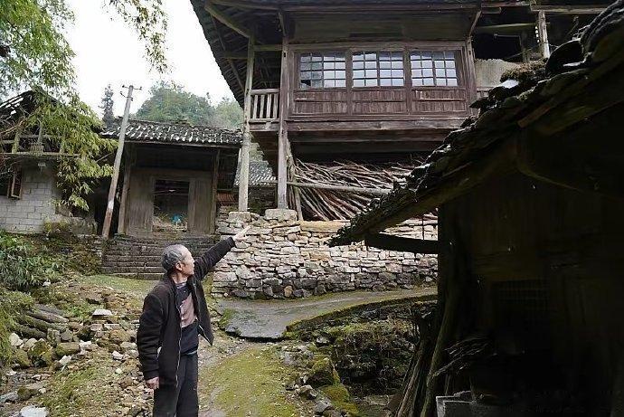 一诺千金！四川男子替人守房25年，老板娘回来处理房子，却发现他还在坚守，当年被东
