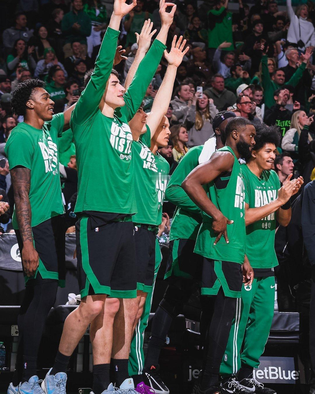 谈到本赛季的凯尔特人，皮尔斯表示：“第一，我们有一位MVP候选人杰伦；第二，我们