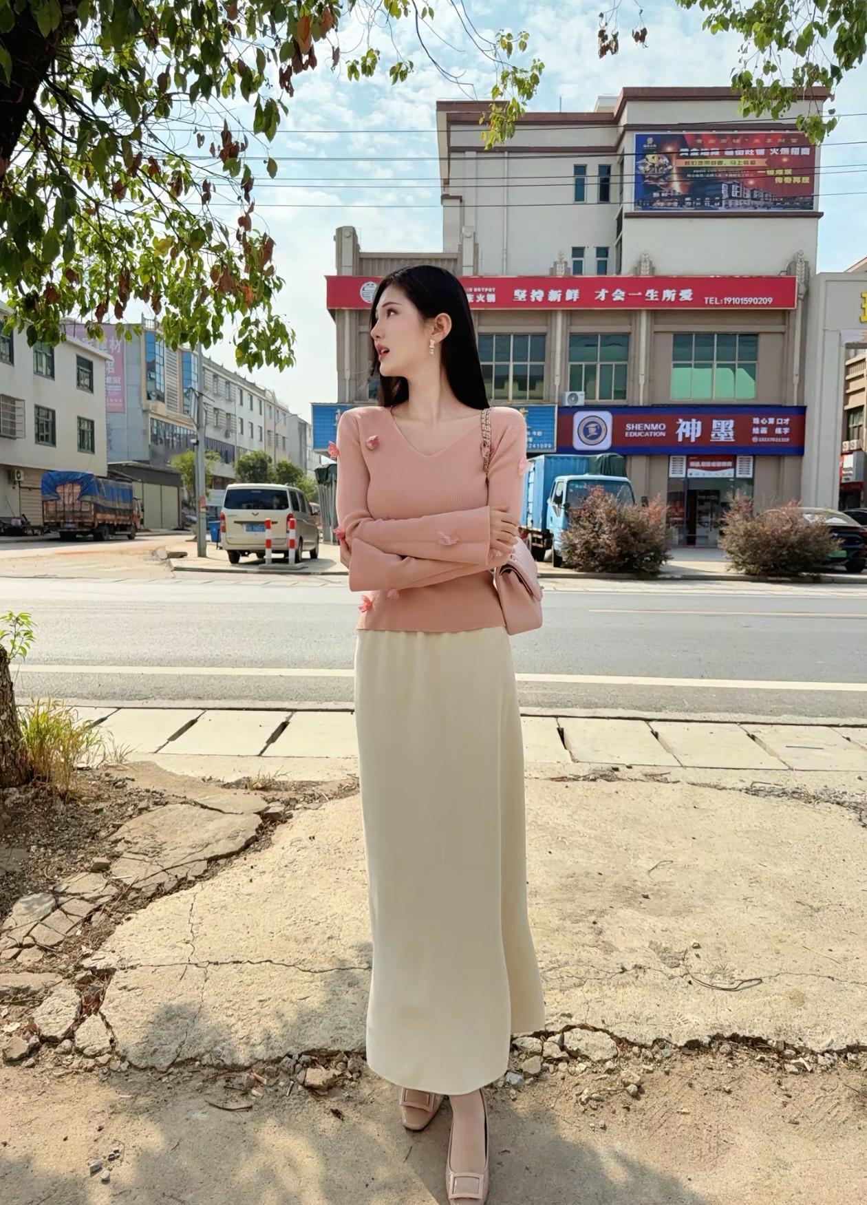 优雅穿搭指南：粉色毛衣+米色长裙，轻松出街！👗👠