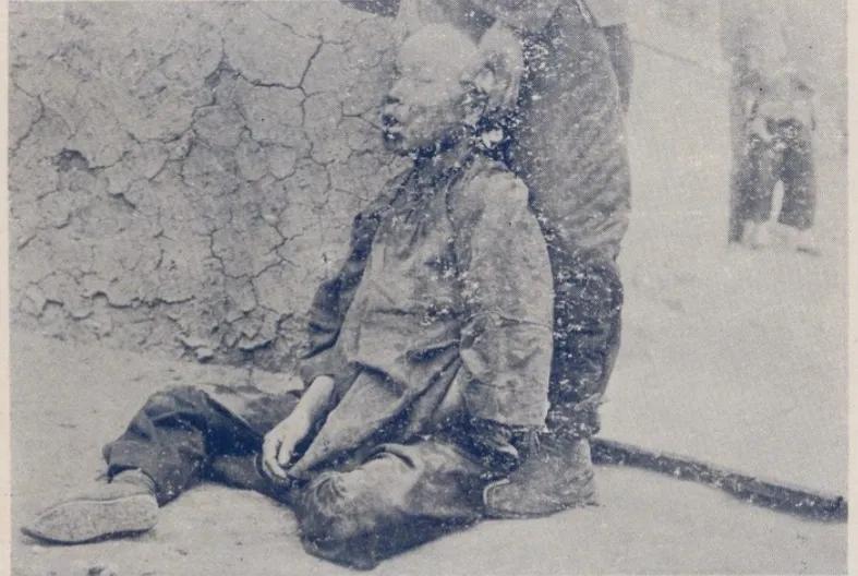 1931年11月，日军轰炸锦州后的惨状实拍，被炸死的百姓，被炸毁的房屋等都是日本