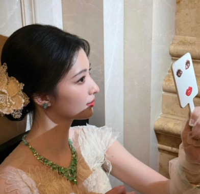 每次看到王楚然上半身美美的，下半身洞洞鞋和掏出那个魔鬼小镜子我就崩不住，哈哈哈哈