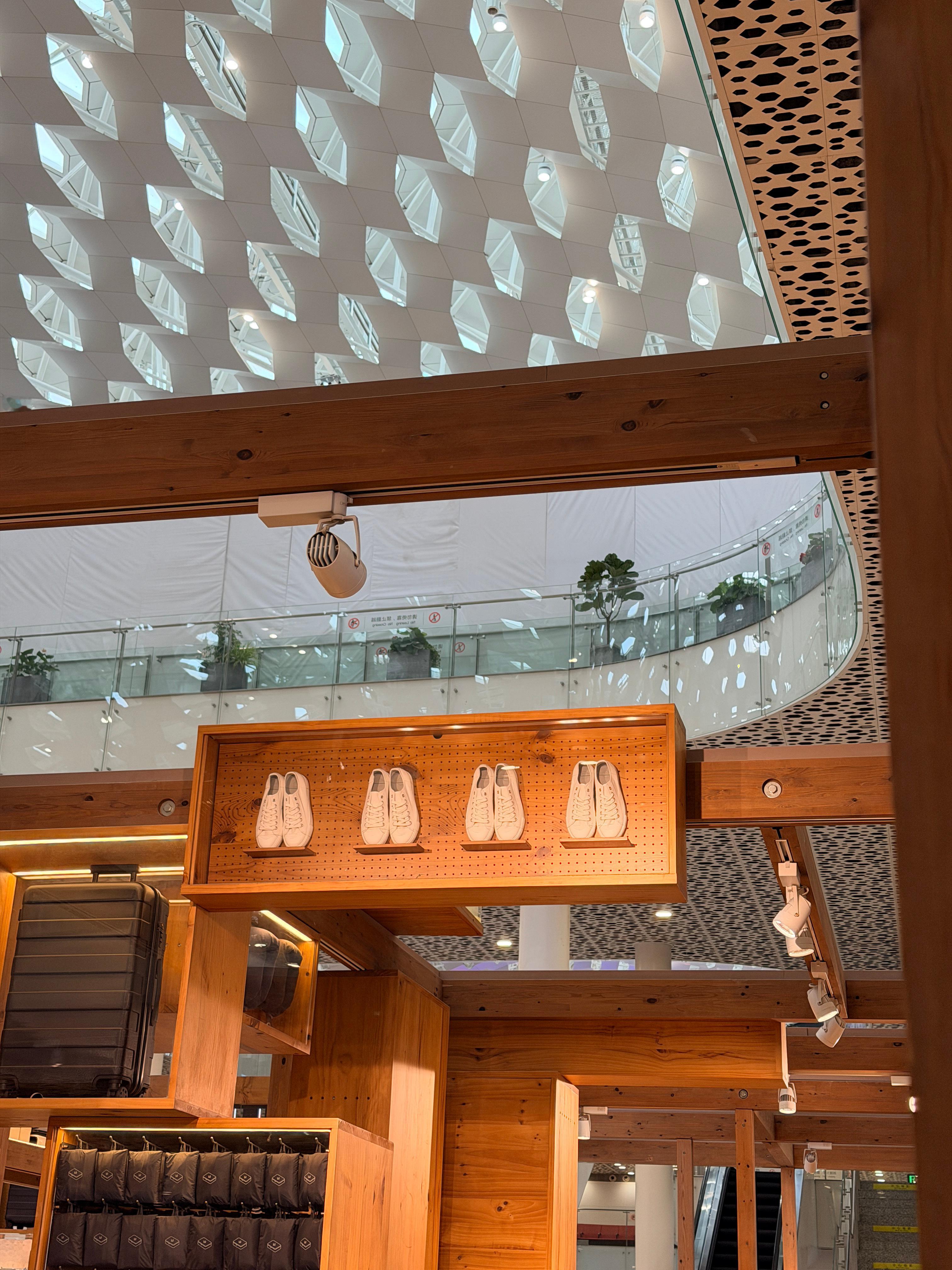 无印良品的设计挺有趣的如果…我是说如果…上面摆放的是4双绣花鞋…会是什么样的画面