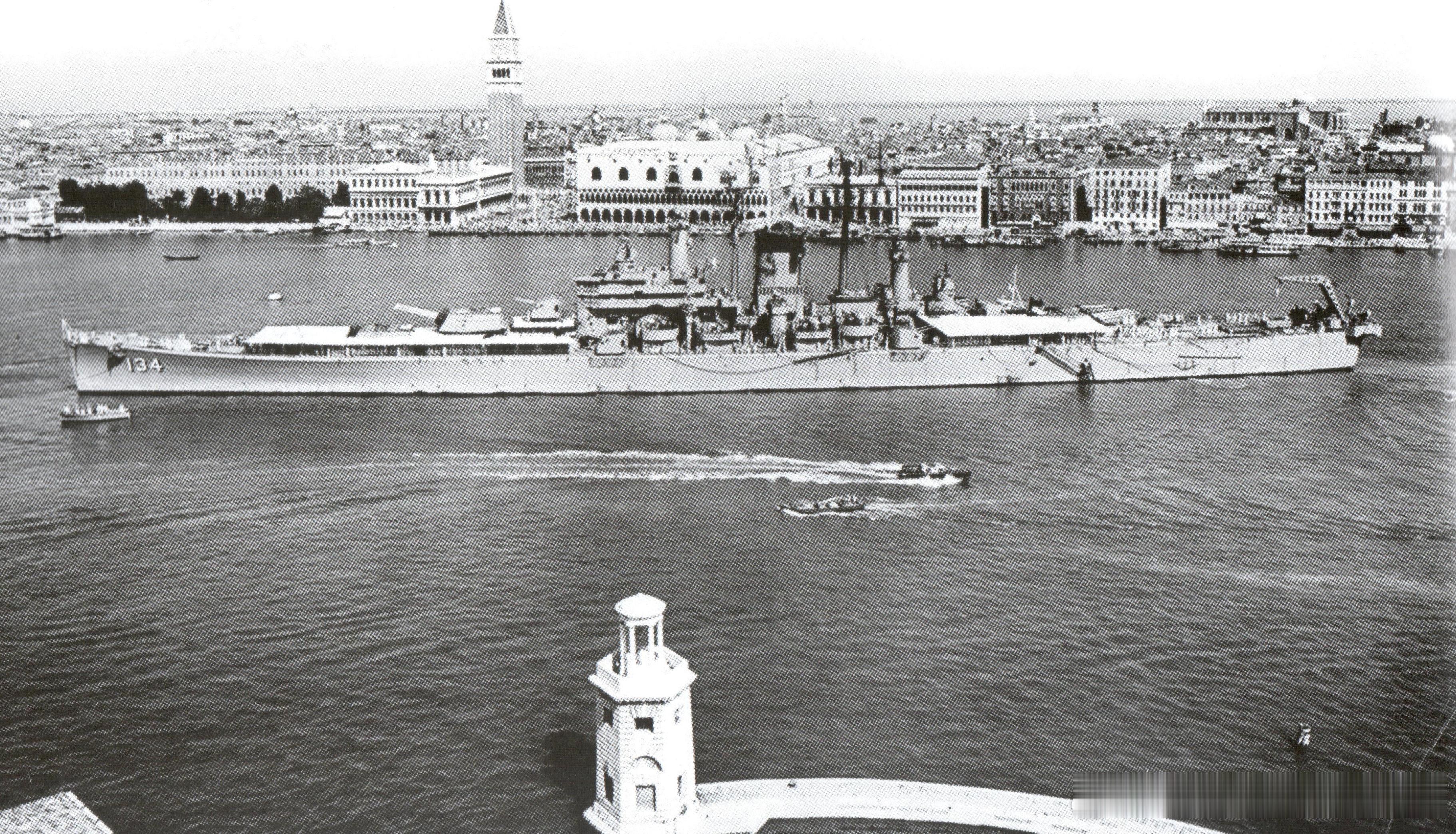 1958年在意大利威尼斯的美国海军USSDesMoines“得梅因”号重型巡