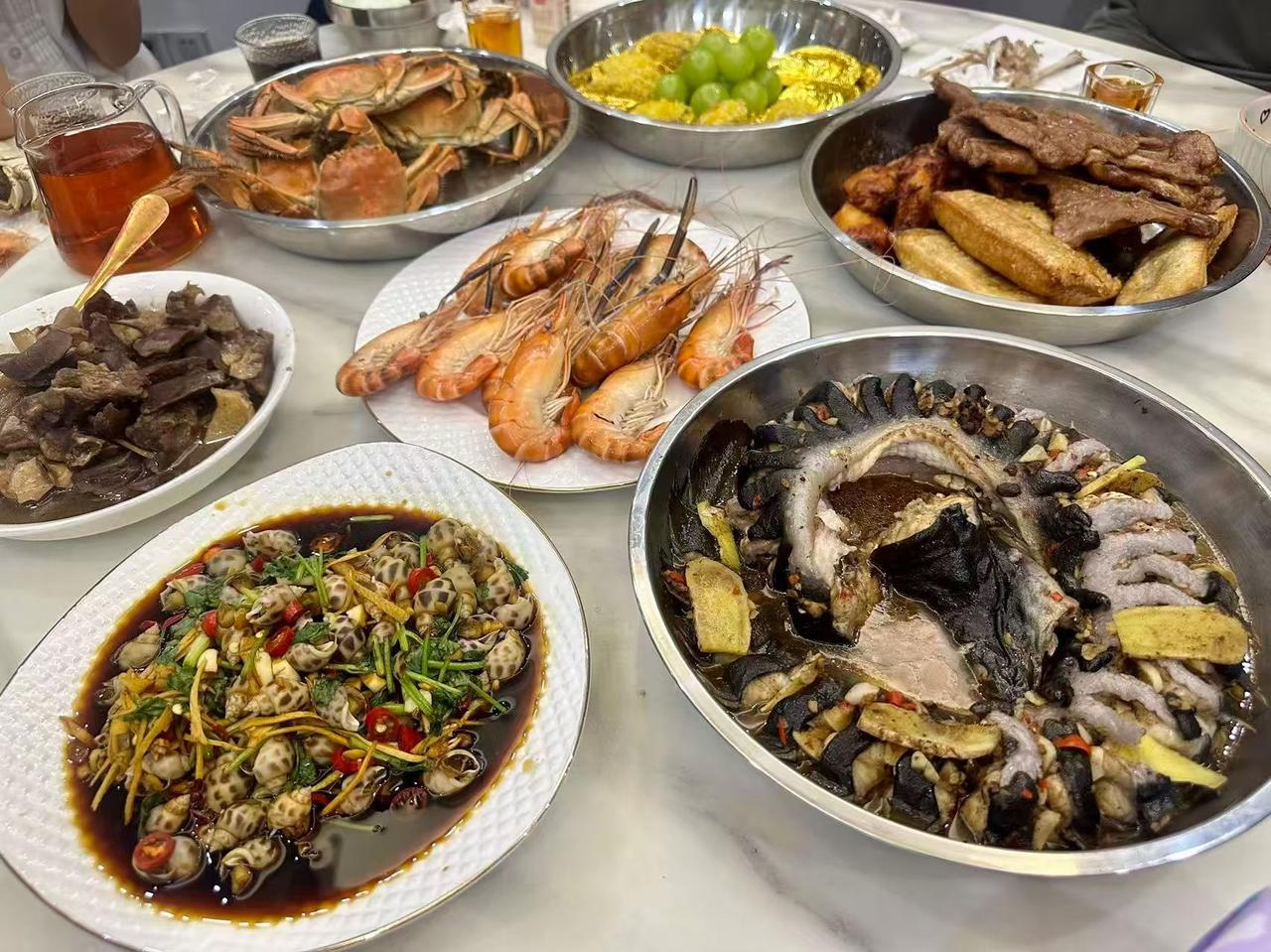 这桌丰盛的海鲜大餐真诱人，款式很多超有食欲。