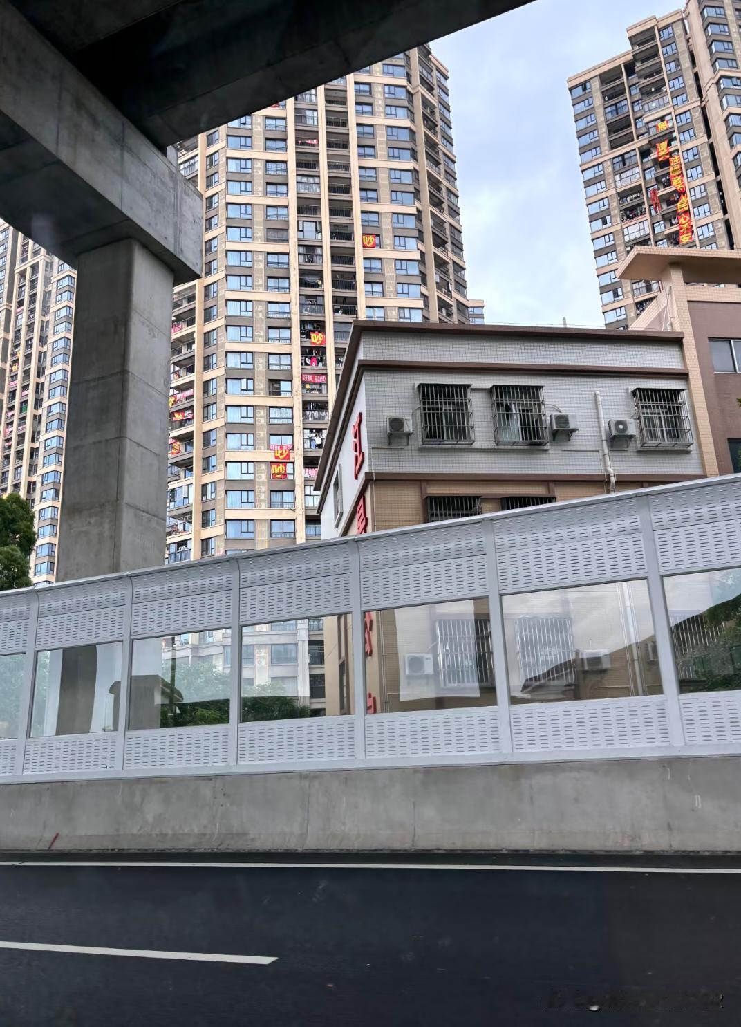 这高速公路旁的住宅很多贴了吐槽的条幅。特别是晚上，大货车，渣土车，声音大的很，特