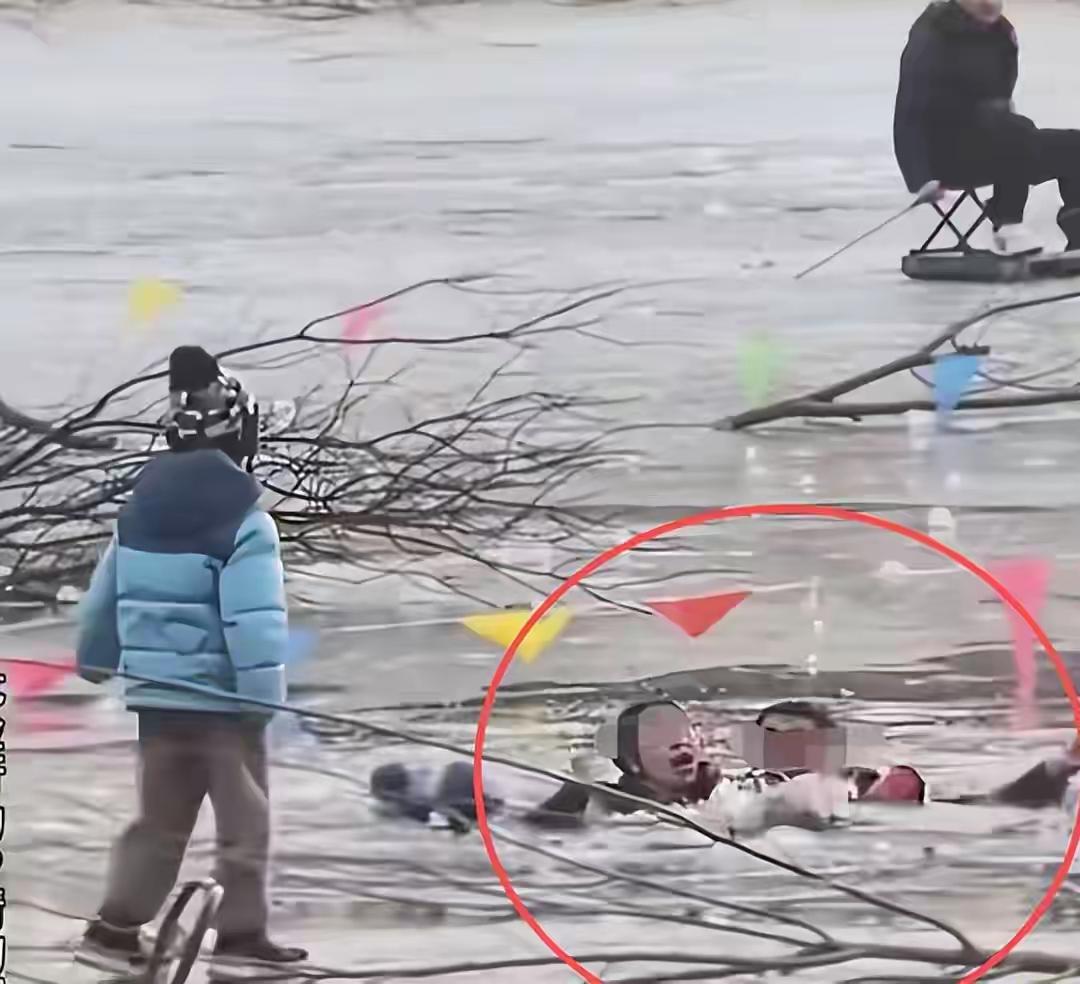 这事儿说起来真是让人心里不是滋味。大冷天的，天津永定河那边一家三口不小心掉进了冰