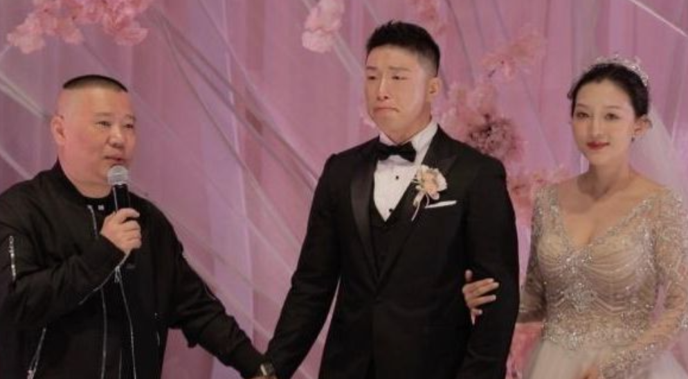 一次郭德纲生日，烧饼给他送了价值88.8w的“蟒袍”，郭德纲喜笑颜开的对他说：“