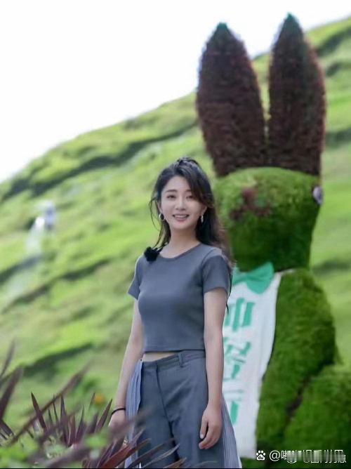 46岁殷桃素颜状态依旧绝佳，穿搭简约随性，曼妙好身材根本藏不住。