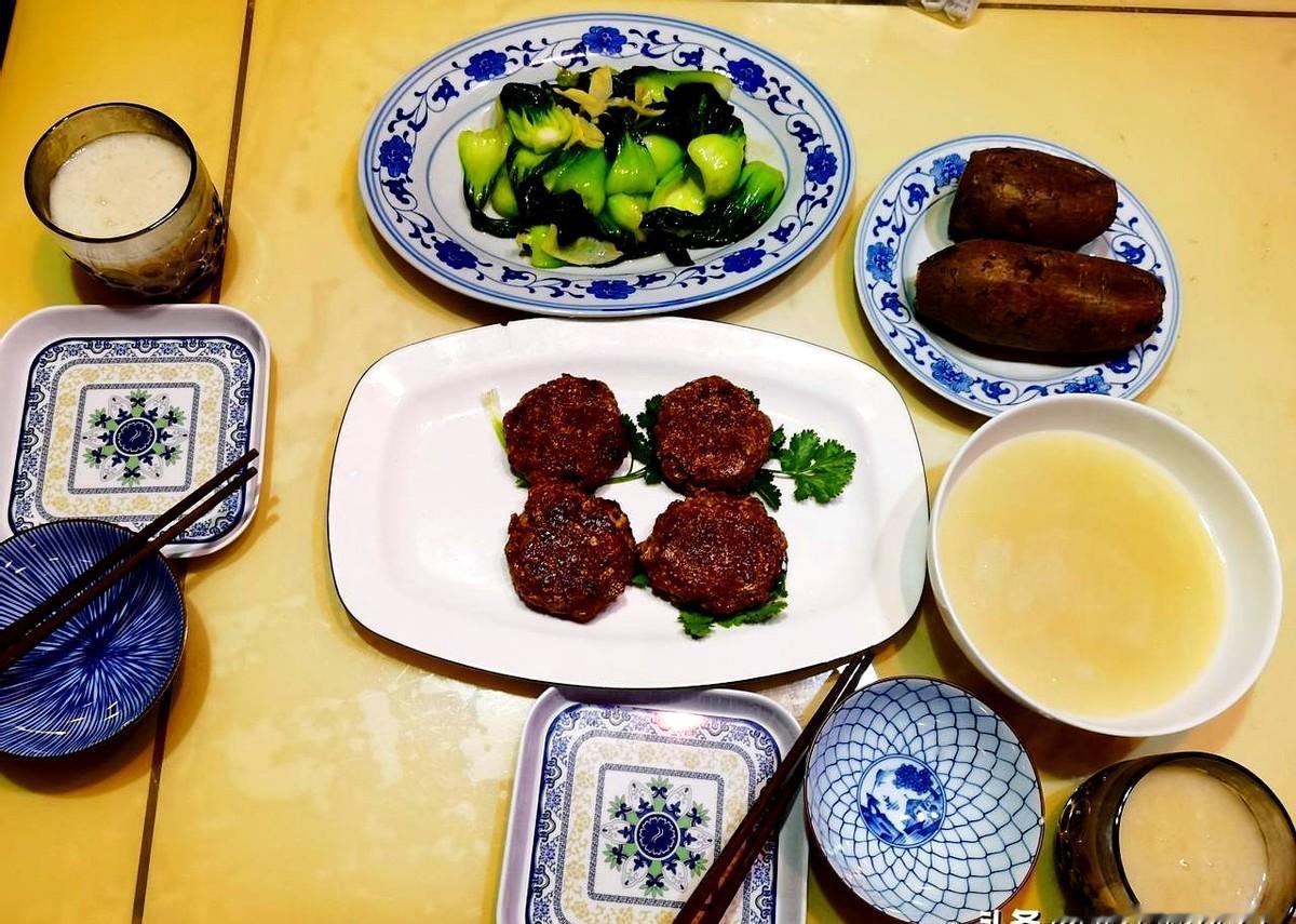 儿子跟儿媳妇住进自己的新家，单独过自己的小日子。儿子结婚前是月光族，但现在能靠