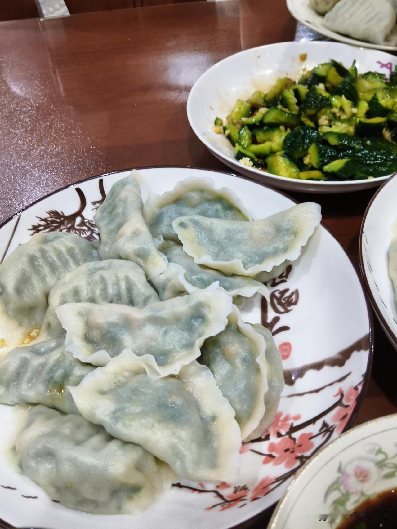 热饺子，蘸蒜泥，秋叶秋风，喜煞人。昨天没拍照，找了上次韭菜肉的来撑场。
