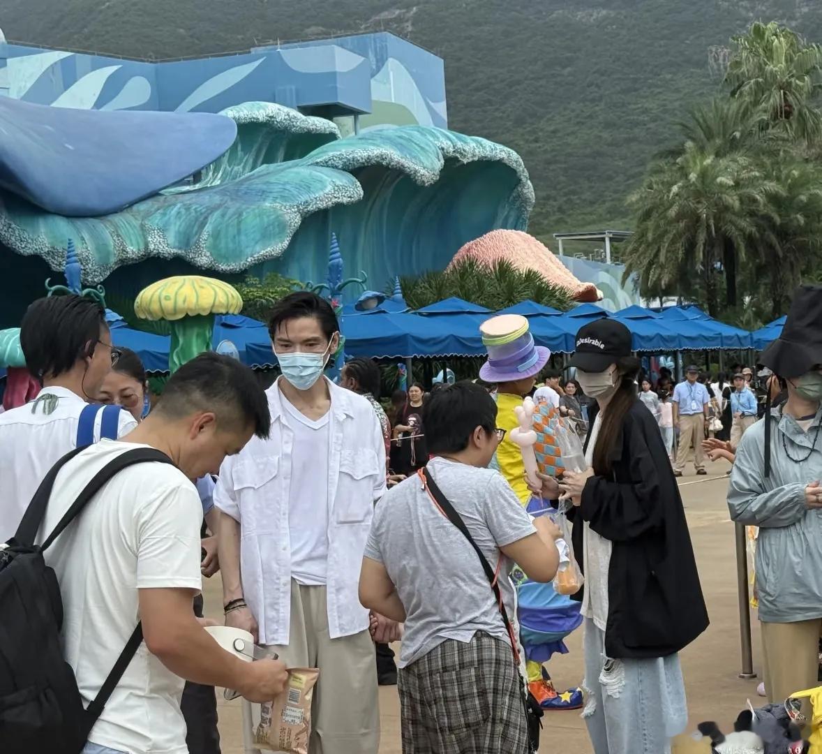 有网友在珠海山姆，偶遇郭碧婷向佐夫妻俩在购物！最近她们一大家子都在珠海昨天她们去