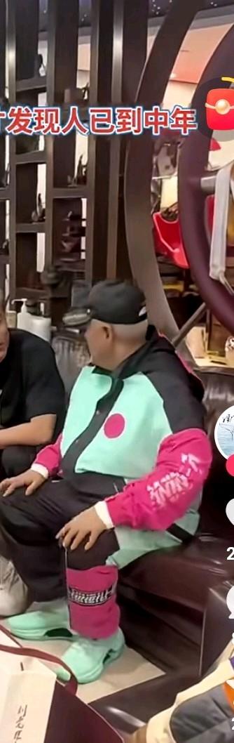 近日，文艺界某喜剧大腕在参加活动时，穿着一身日本风格的服装受到了很多网友的质疑！