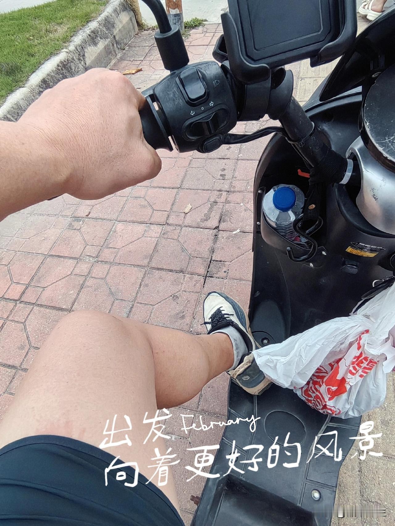 过两天打算回一趟老家，要给奶奶换个新墓碑。叔叔提前回去了，堂弟还在大亚湾。叔叔让