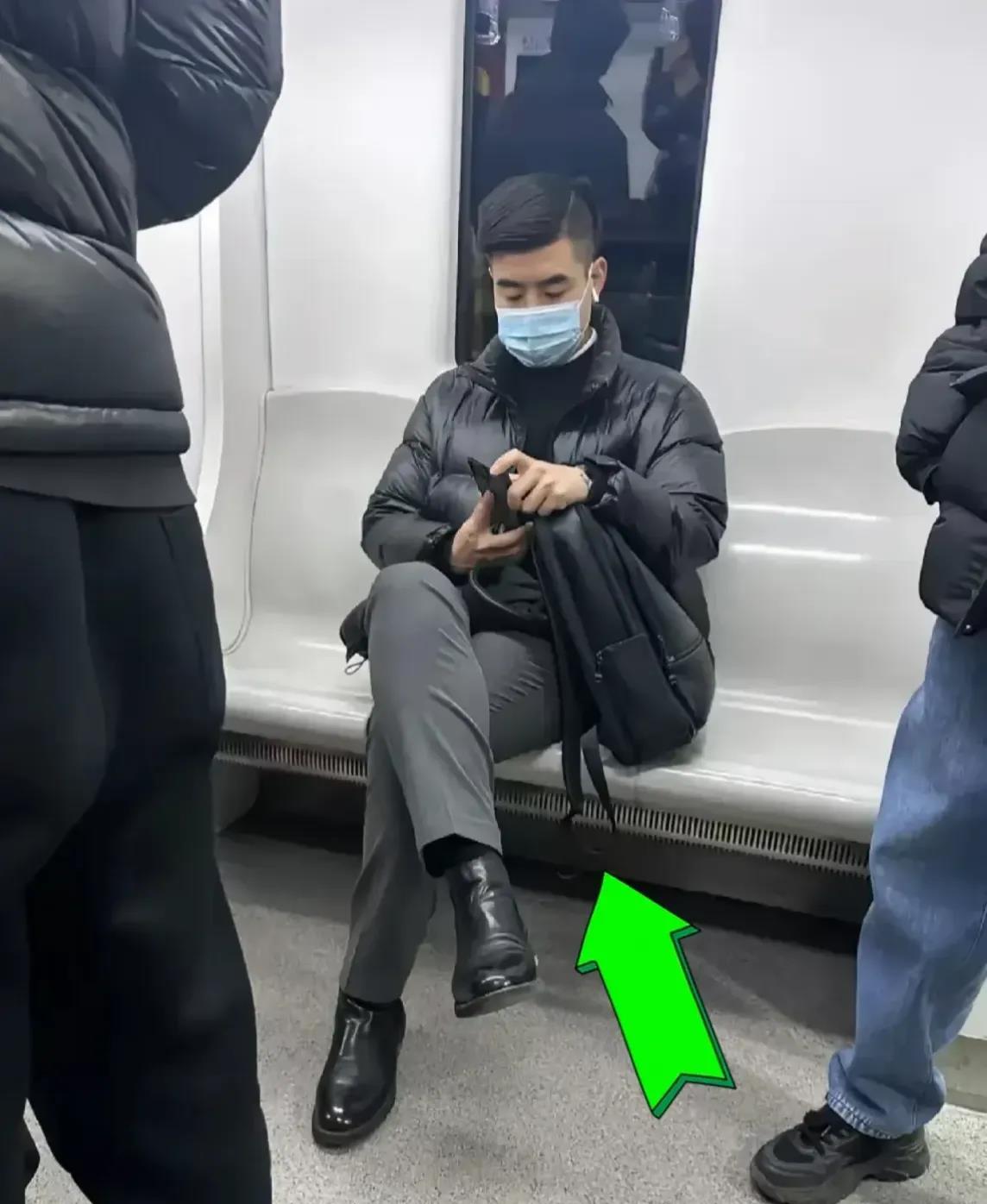 不懂就问，像这种打扮的人，一般都是做什么工作的？现在不管是在地铁上或者是大街上