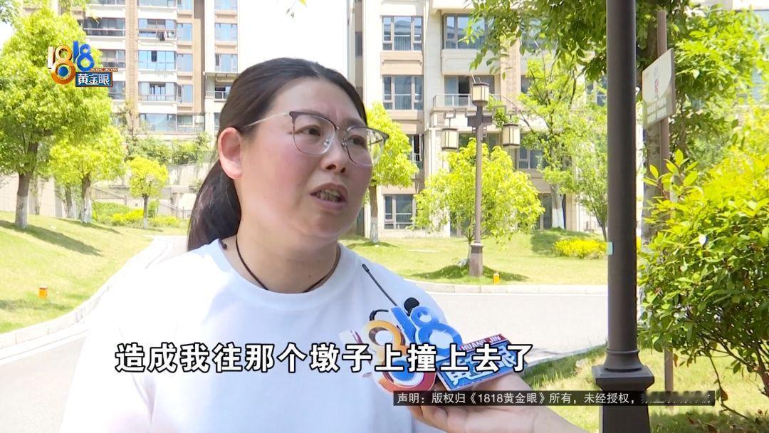 “这么慢，怎么就撞上了！”浙江杭州，一女子在住宅小区骑电动摩托车时，直直撞上了路