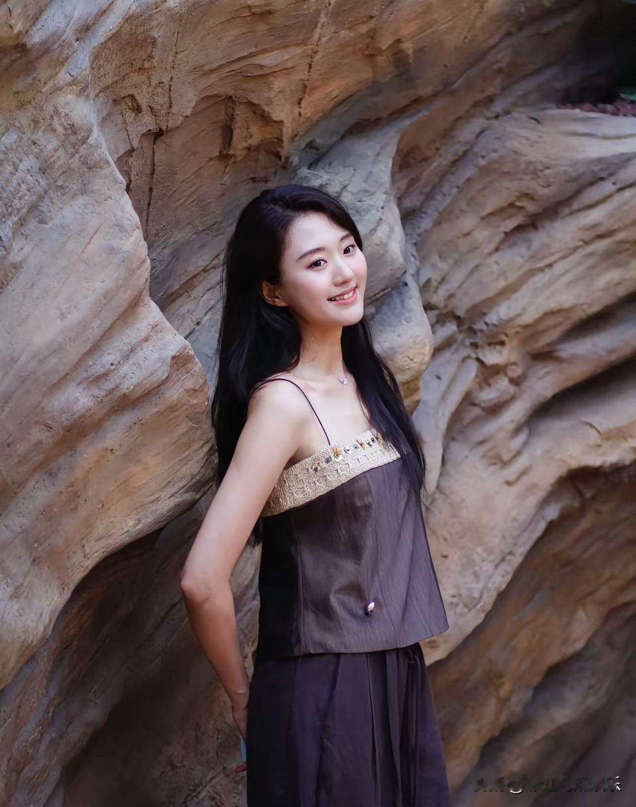 想不通徐梦迪为什么会嫁给闫学晶儿子，她颜值简直是校花级别的，下嫁给地主家傻儿子，