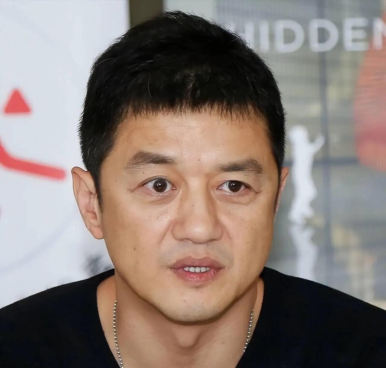 窦靖童是个懂事的孩子，自己发达了，还记得继父，不忘拉李亚鹏一把。李亚鹏跟记者说，