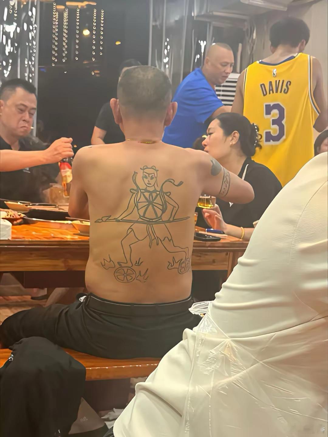 感觉大哥纹这个被忽悠了吧[捂脸哭]不能仗着人家看不到这么坑吧。​​​