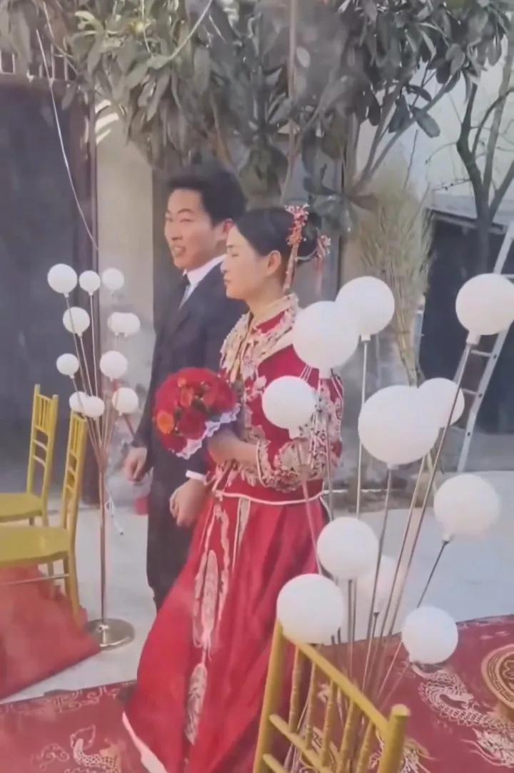 河南人吃席最高境界！大雪天8道凉菜上桌，风雪里碰杯氛围感拉满2026年1月河