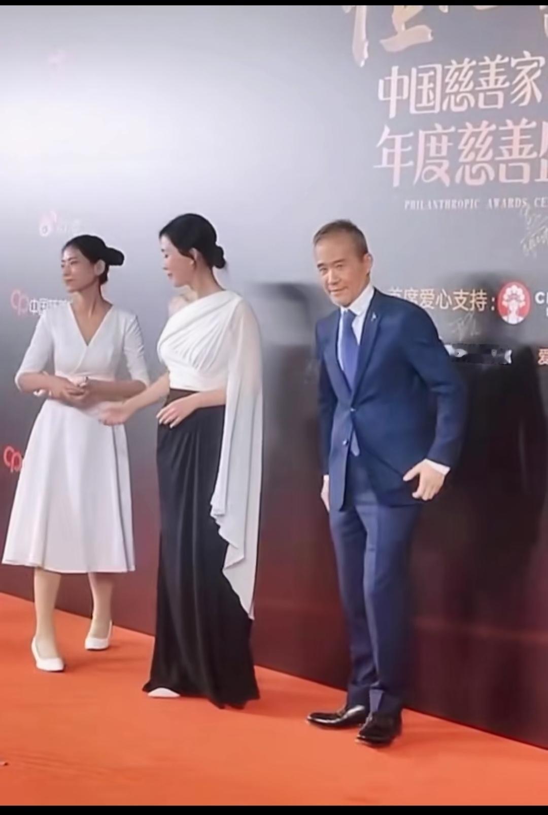 王石，蓝色西装好精神。