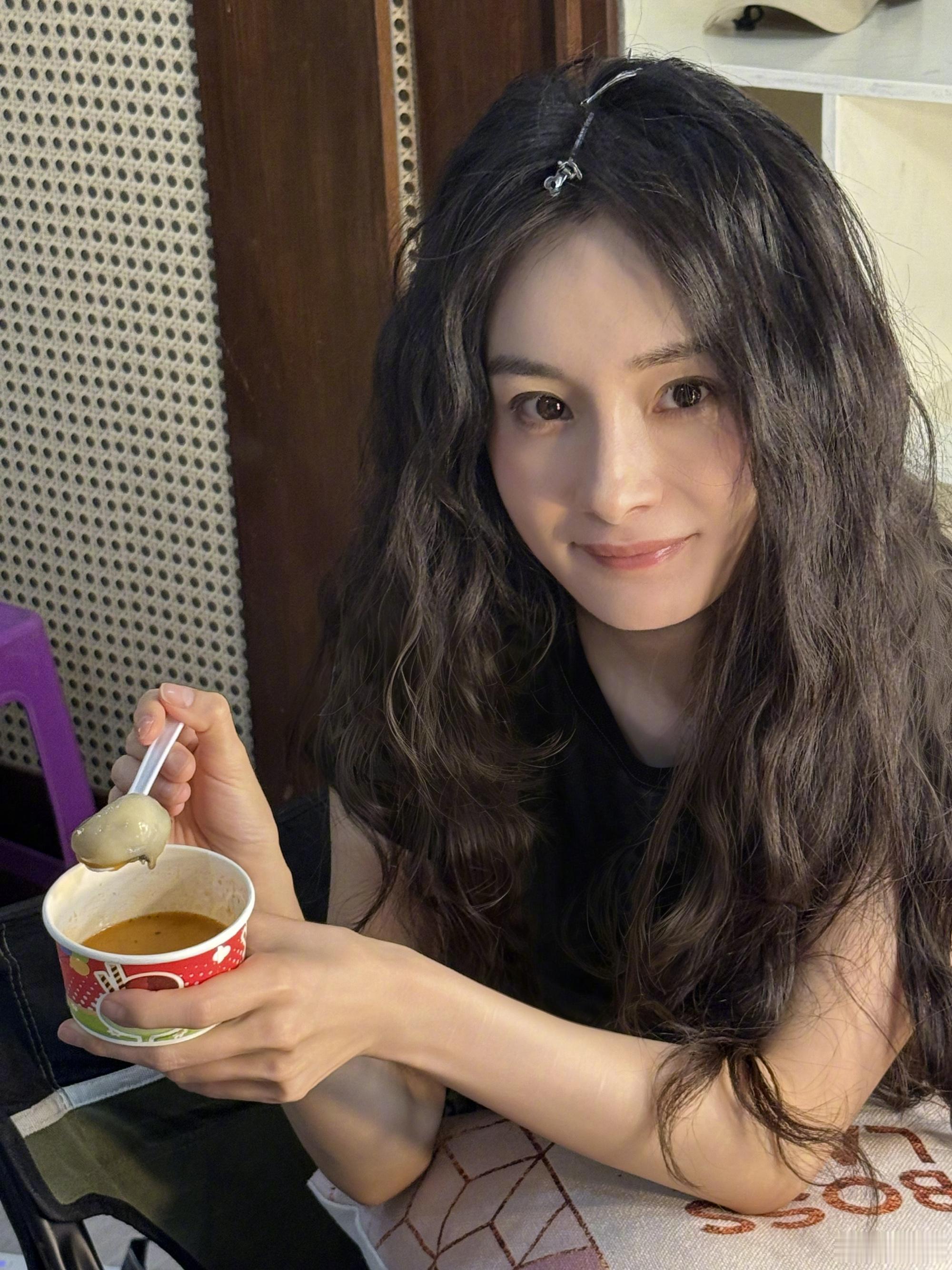 杨幂：哎呀！疼！都破了！沈腾：这种碰瓷，节目组都不管的吗？杨幂：真的打到了，好疼！沈腾：你可别碰瓷啊